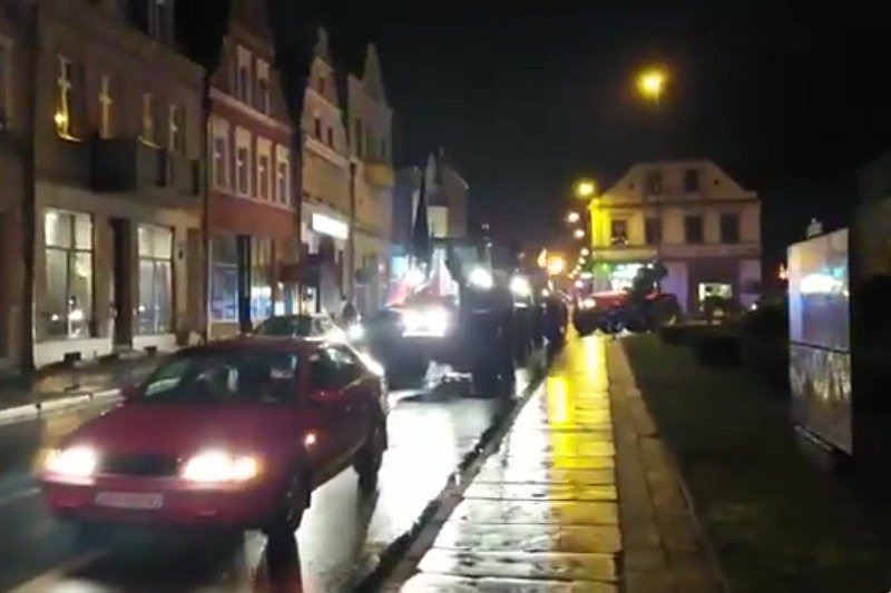 Samorządowiec Przemysław Słowik pokazał na Twitterze, jak protestuje maleńki Trzebiatów i tamtejsi rolnicy.