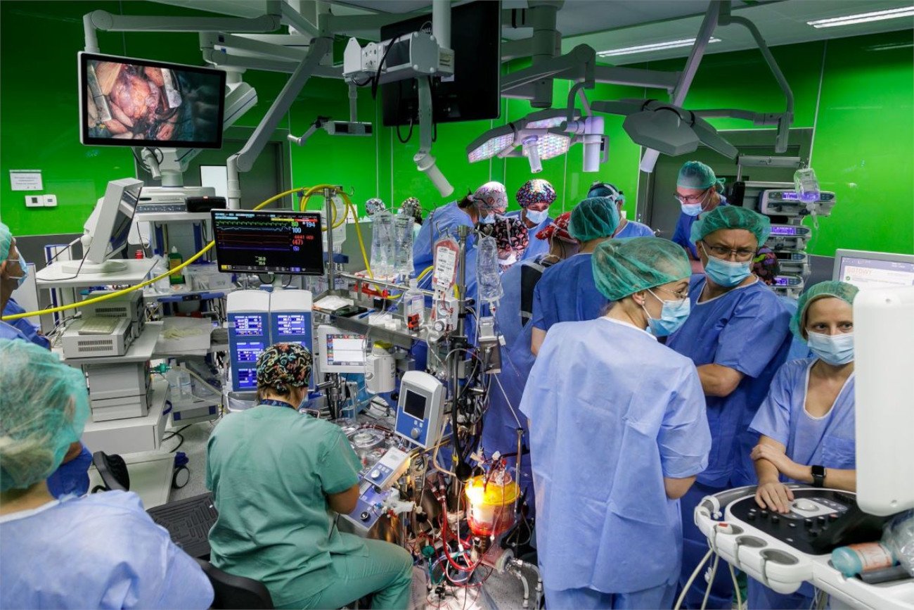 Niecodzienna kumulacja i bardzo pracowita doba w UCK WUM. 15 pacjentów zyskało nowe organy po transplantacji.