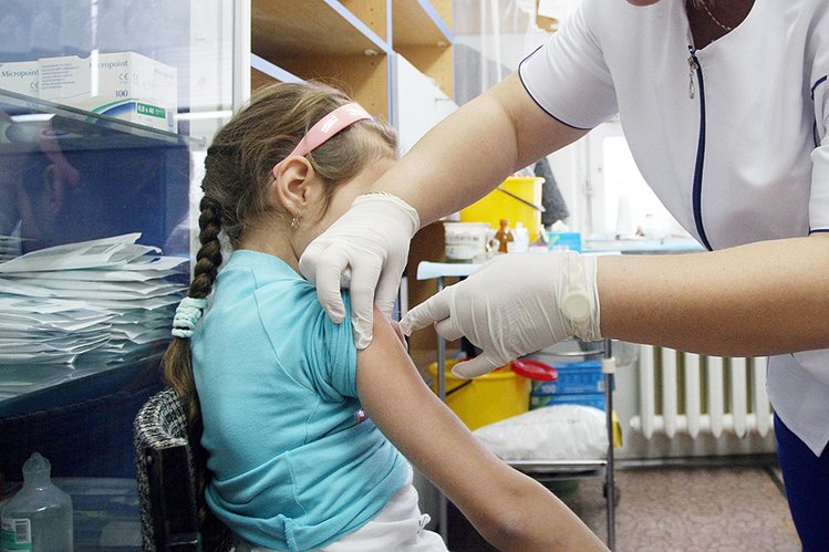 Polskie dzieci coraz częściej nie są chronione szczepieniami przed odrą, świnką i różyczką. Główny Inspektorat Sanitarny ostrzega, że groźne choroby mogą wrócić.