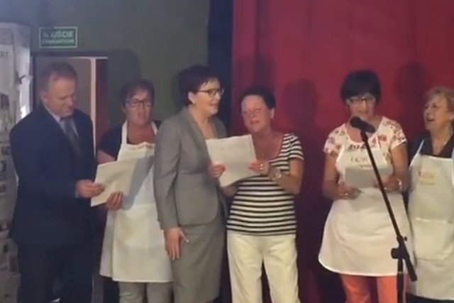Premier Ewa Kopacz zaśpiewała razem z kołem gospodyń wiejskich w Przywidzu