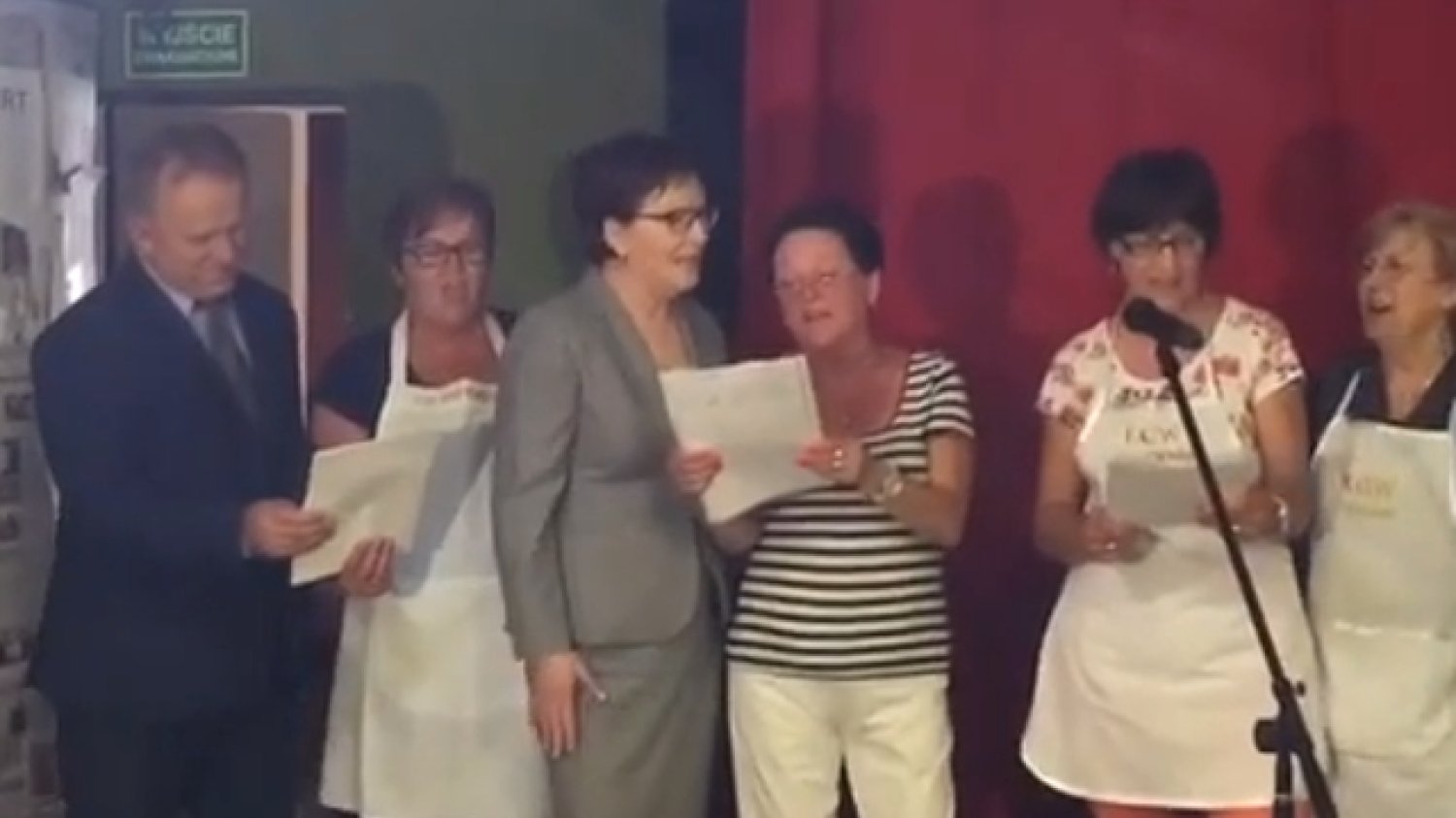 Premier Ewa Kopacz zaśpiewała razem z kołem gospodyń wiejskich w Przywidzu