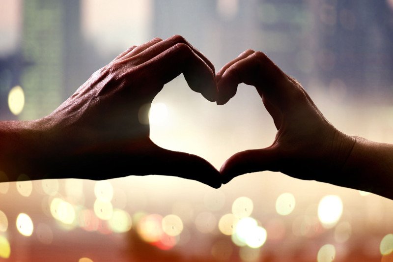 Miłość ewoluuje, zmienia się, a my powinniśmy zmieniać się wraz z naszym partnerem - tłumaczy psycholog Katarzyna Popiołek z SWPS.