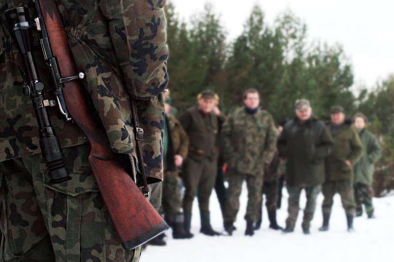 Myśliwy śmiertelnie postrzelił 21-latka podczas polowania pod Łodzią.