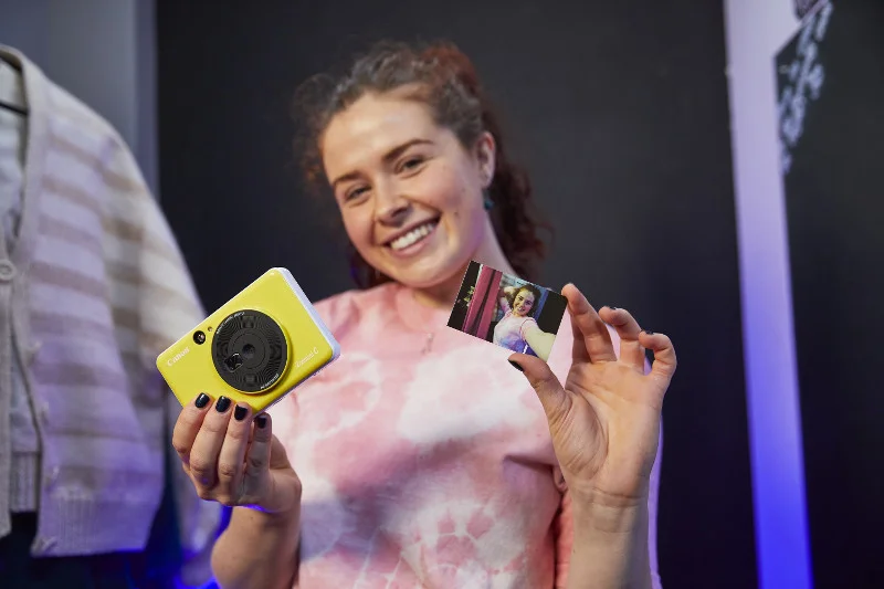 CANON Zoemini C zaprojektowany z myślą o amatorach selfie kieszonkowy aparat, który pozwala na błyskawicznie drukowanie samoprzylepnych zdjęć