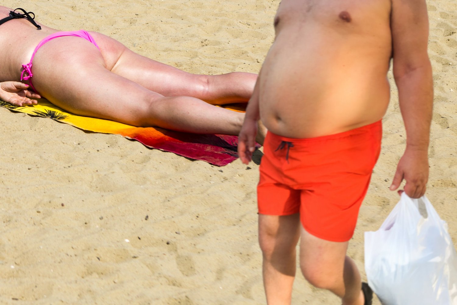 "Ale gruba świnia". Powiedział facet z 40 kg nadwagi do kobiety na plaży. (Zdjęcie poglądowe)