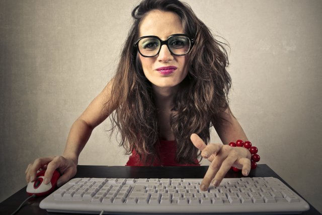 Bloger polski to kobieta z magistrem.