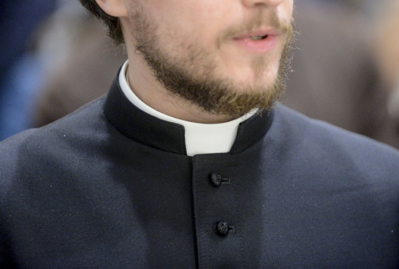 Ksiądz Paweł z Kalisza molestował jego żonę. Teraz Adam musi mu zapłacić.