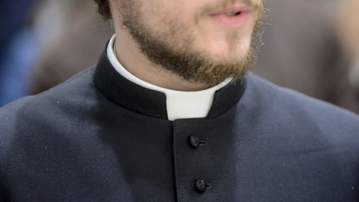 Ksiądz Paweł z Kalisza molestował jego żonę. Teraz Adam musi mu zapłacić.