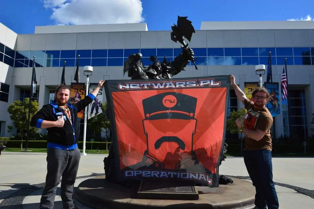 Bliźniacy przed siedzibą Blizzarda