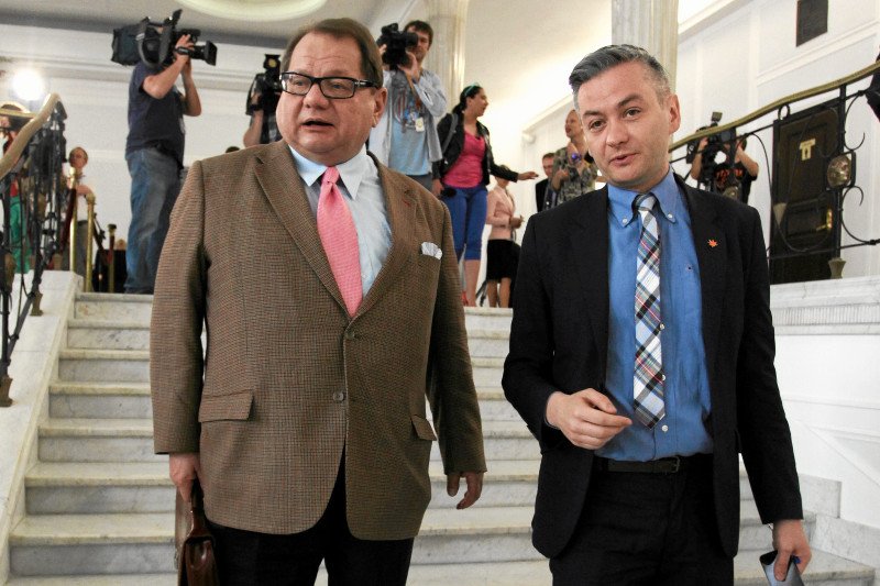 Z kim i jak sypia Biedroń? Czy Korwin jeszcze może? Polityczna pościelówa obnaża... no właśnie, co?