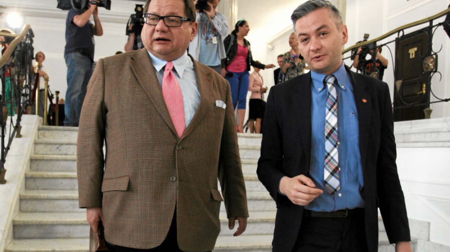 Z kim i jak sypia Biedroń? Czy Korwin jeszcze może? Polityczna pościelówa obnaża... no właśnie, co?