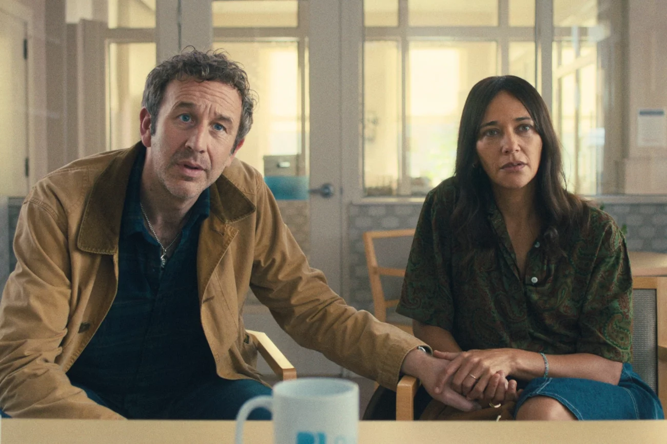 Chris O'Dowd i Rashida Jones w odcinku "Zwyczajni ludzie" 7. sezonu serialu "Czarne lustro"