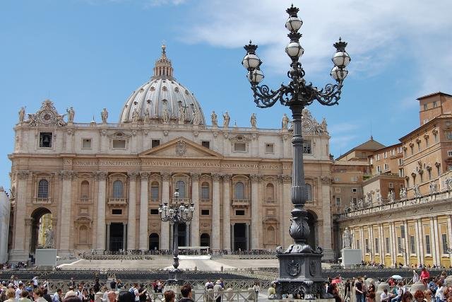 Papież powołał komisję, którz przyjrzy się działaniom Banku Watykańskiego. Na zdjęciu: Bazylika św. Piotra na Watykanie