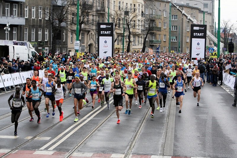 Jeden z uczestników Poznań Półmaratonu zasłabł na trasie. Pomimo reanimacji zmarł.