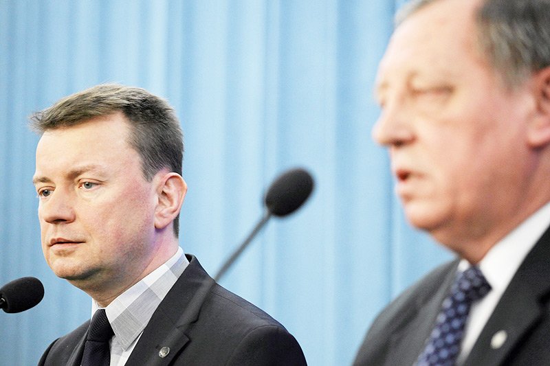 MSWiA postanowiło ratować sytuację po tym , jak minister Szyszko wręczył kopertę swojemu koledze z rządu.