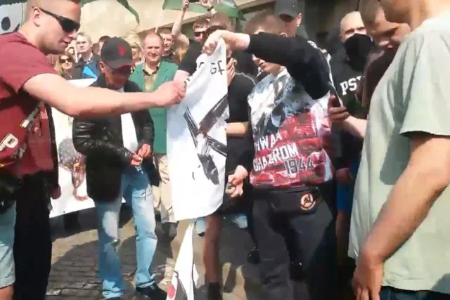 Narodowcy w Gdańsku rozszarpują i palą flagę KOD odebraną starszej pani.