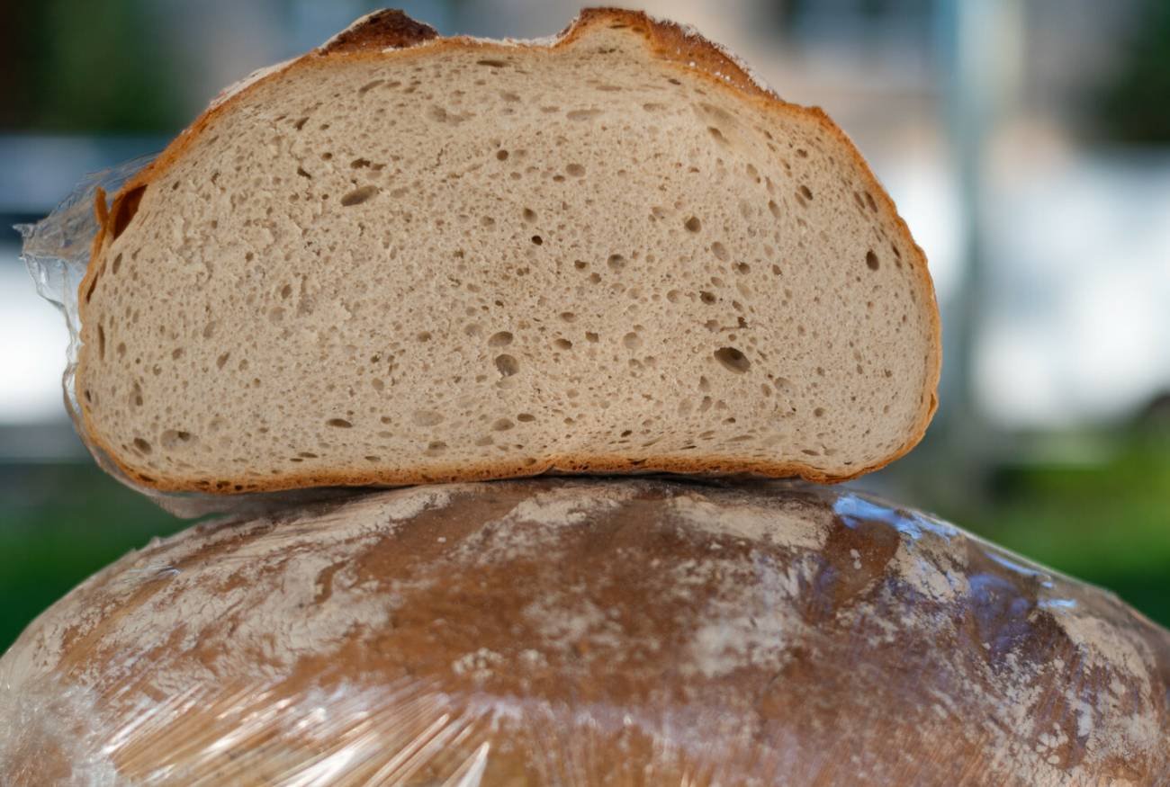 Chleb długo pozostanie świeży i chrupki.  Wystarczą dwie kostki w chlebaku