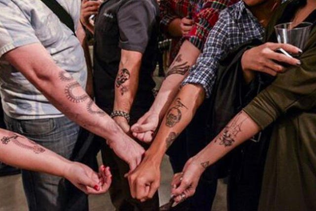 Mężczyźni chwalą się tatuażami wykonanymi przez Scotta Campbella.