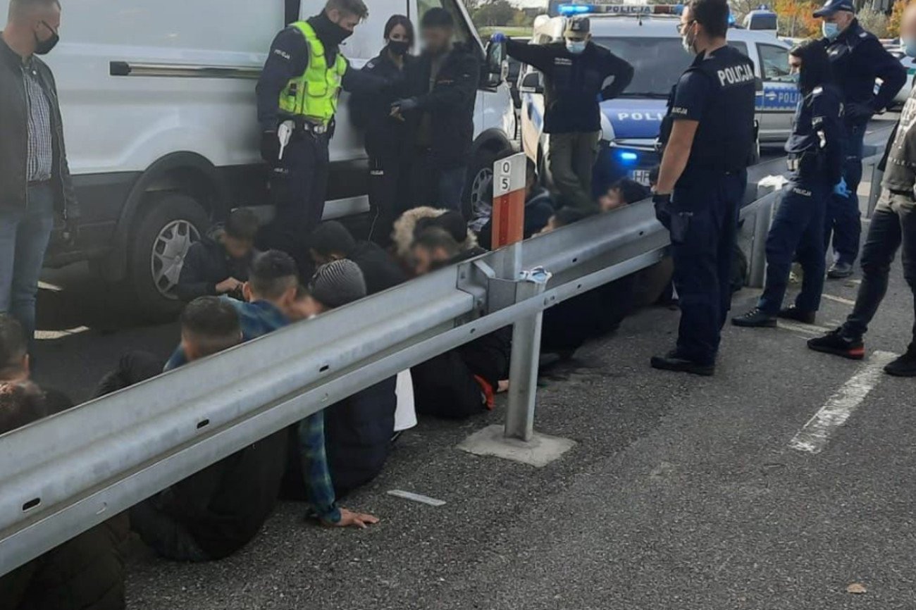 Policjanci z Kostrzyna nad Odrą wraz z funkcjonariuszami Nadodrzańskiego Oddziału Straży Granicznej zatrzymali busa, w którym przewożonych było 34 nielegalnych imigrantów.