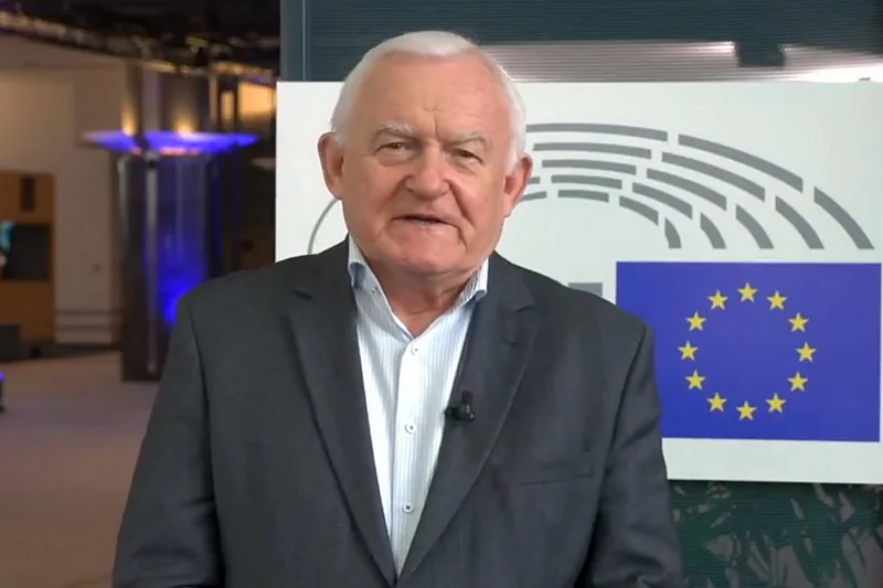 Leszkowi Millerowi nie podoba się pomysł połączenia SLD z Wiosną.