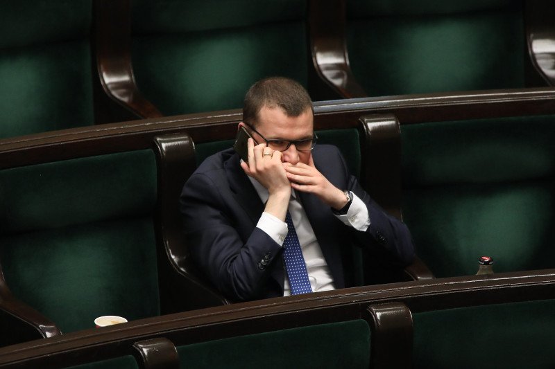 Paweł Szefernaker idzie w zaparte i nadal uważa tysiące młodych Polaków za półgłówków.