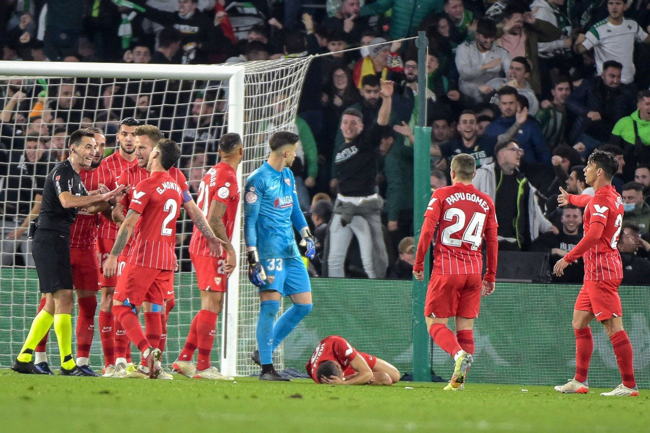 Derby Sewilli w 1/8 finału Pucharu Króla zostały przerwane po skandalicznych scenach, w której ucierpiał jeden z piłkarzy.