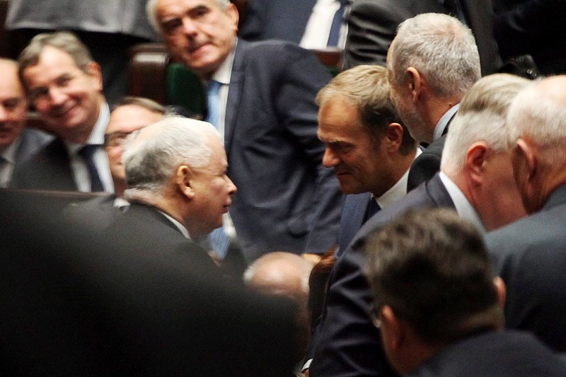 Dziennikarz Konrad Piasecki pyta Jarosława Kaczyńskiego i PiS, co się zmieniło w ich podejściu do Donalda Tuska od tego momentu.