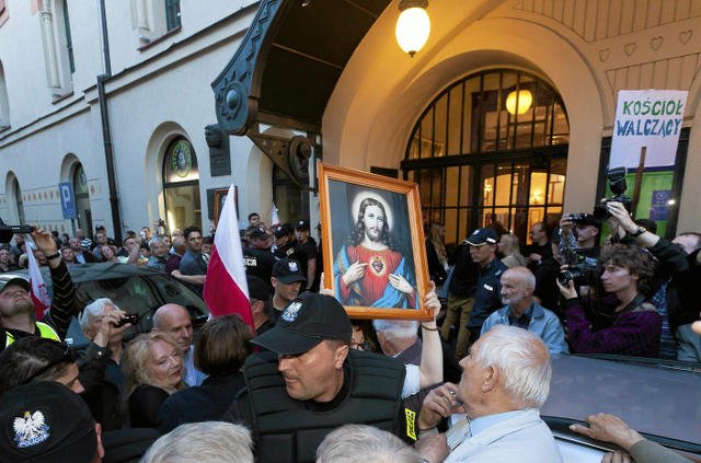 Teatr Stary będzie poddany audytowi PiS. Na zdjęciu, ujęcie z protestu przeciwko obrazie uczuć religijnych przed emisją spektaklu "Golgota picnic ", 2014.