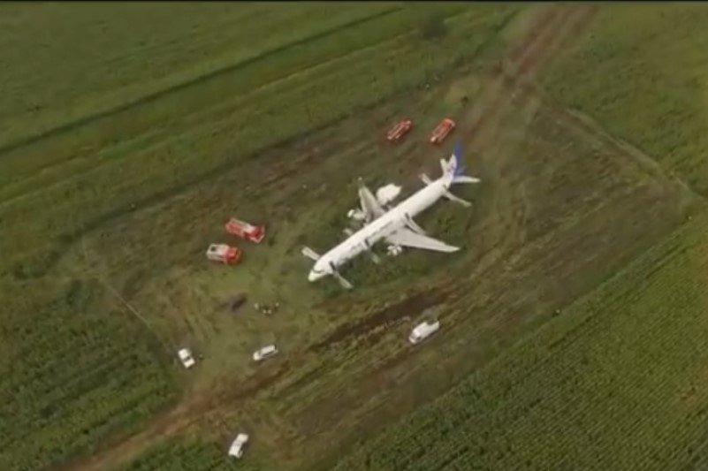 Rosyjscy piloci wylądowali samolotem na polu pod Moskwą.