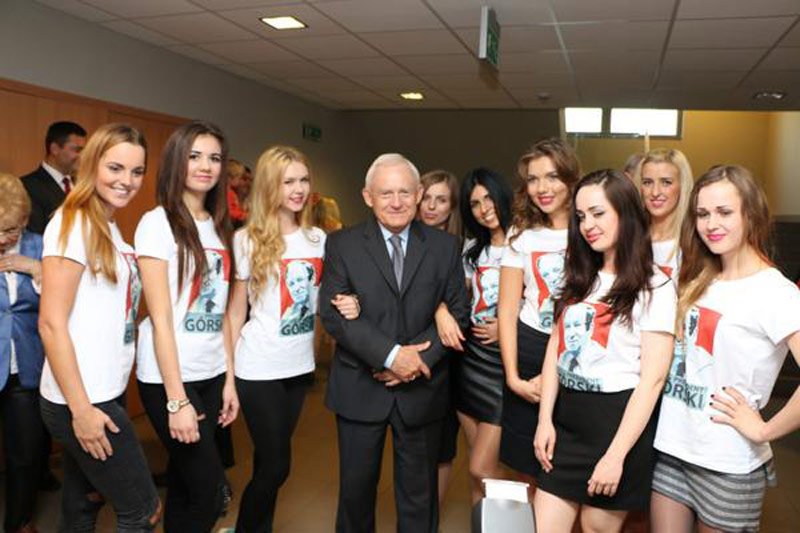 Nie wszystkim spodobały się zdjęcia Leszka Millera z młodymi działaczkami SLD.