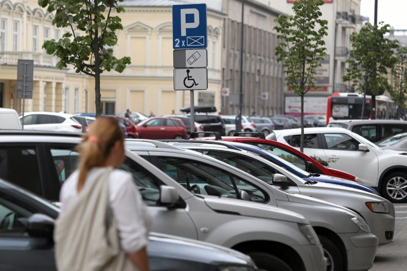 Mężczyznom to się raczej nie zdarza. To kobiety najczęściej zapominają, gdzie zaparkowały, a potem "robią dym".