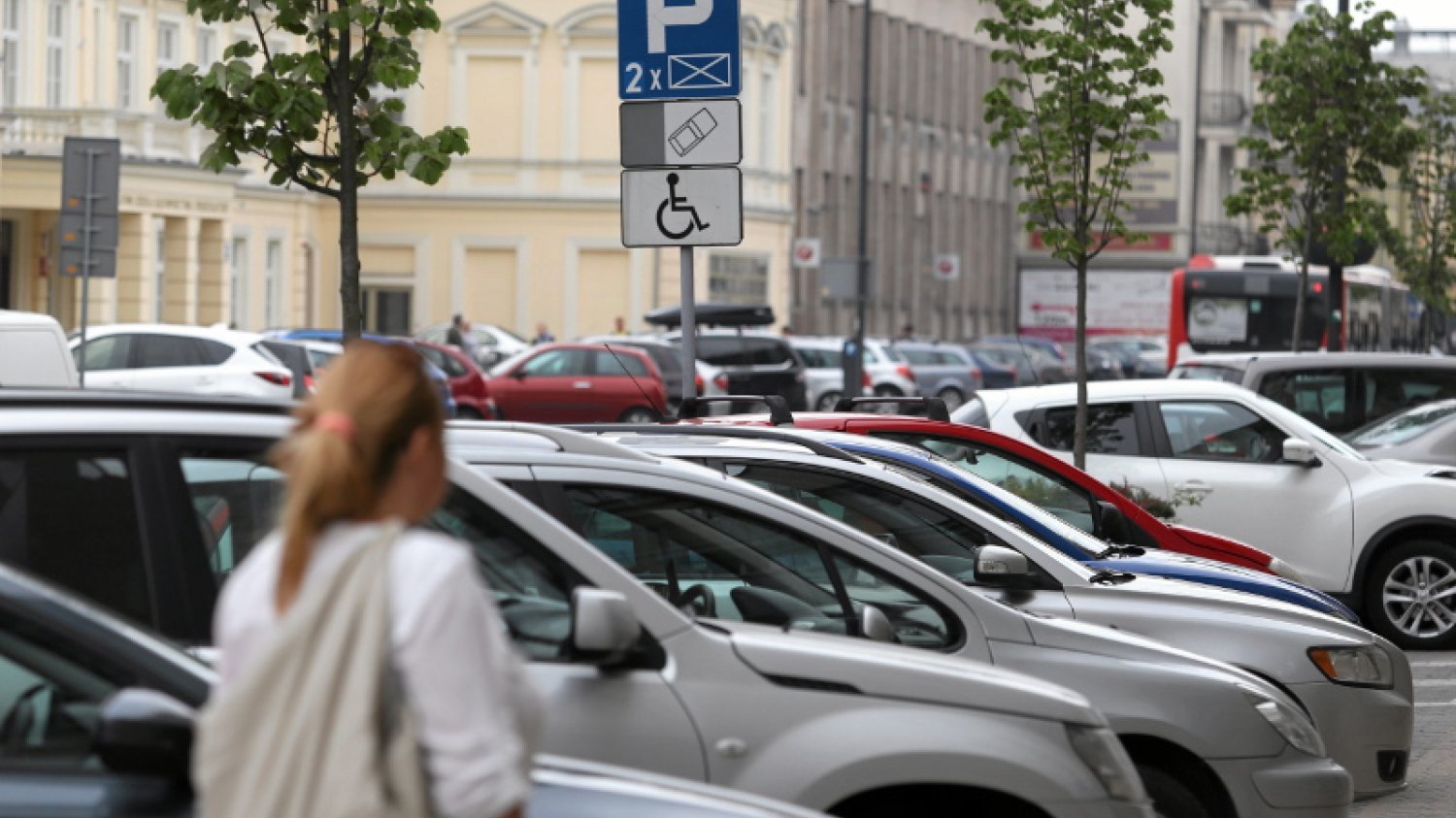 Mężczyznom to się raczej nie zdarza. To kobiety najczęściej zapominają, gdzie zaparkowały, a potem "robią dym".