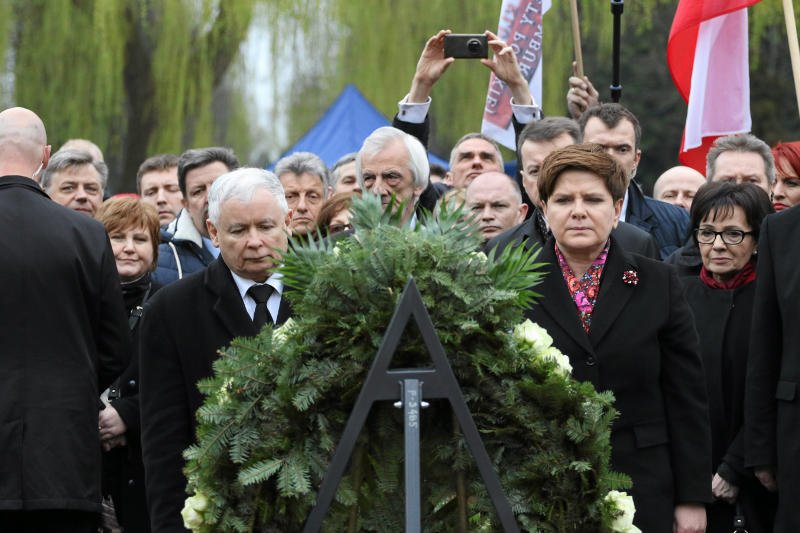 Prezes Kaczyński i premier Szydło podczas składania kwiatów pod Pomnikiem Ofiar Katastrofy Lotniczej Pod Smoleńskiem na Cmentarzu Wojskowym na Powązkach.