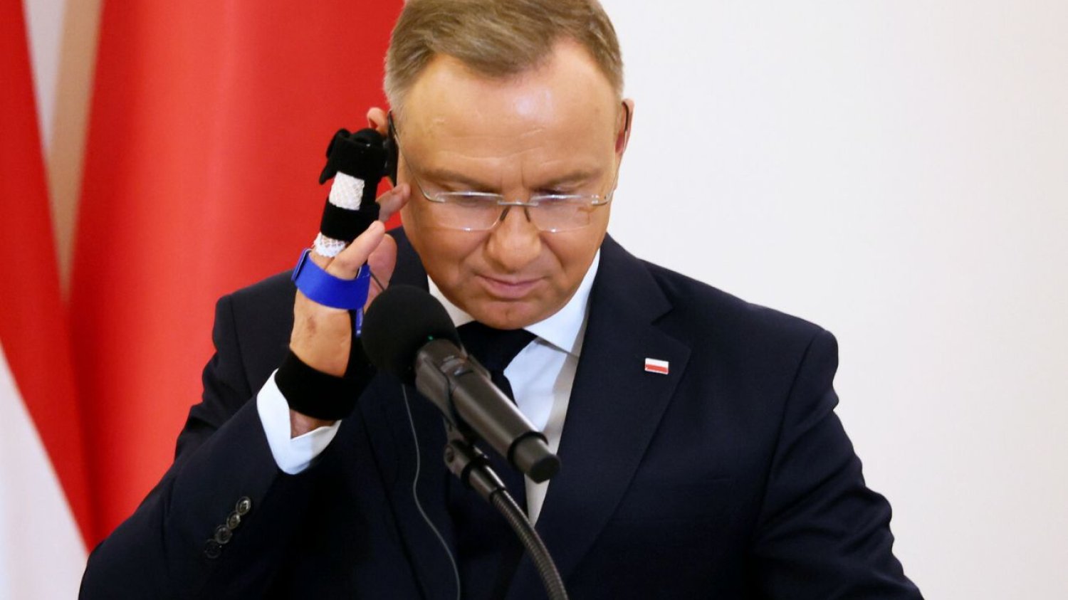 Co się stało Andrzejowi Dudzie? Tak wygląda jego dłoń bez opatrunku