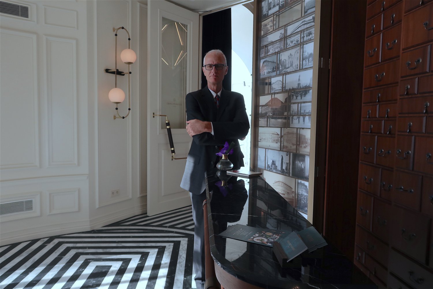 Ksawery Wąsowski zaprasza w miejsce, gdzie przepych koegzystuje ze... sztuką