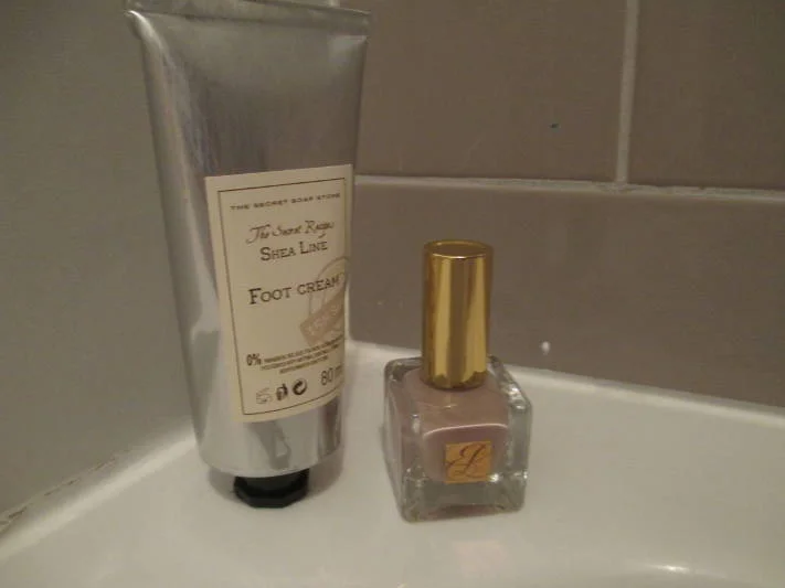 Krem Shea Line Foot Cream The Secret Soap Store i lakier do paznokci Pure Color Estee Lauder