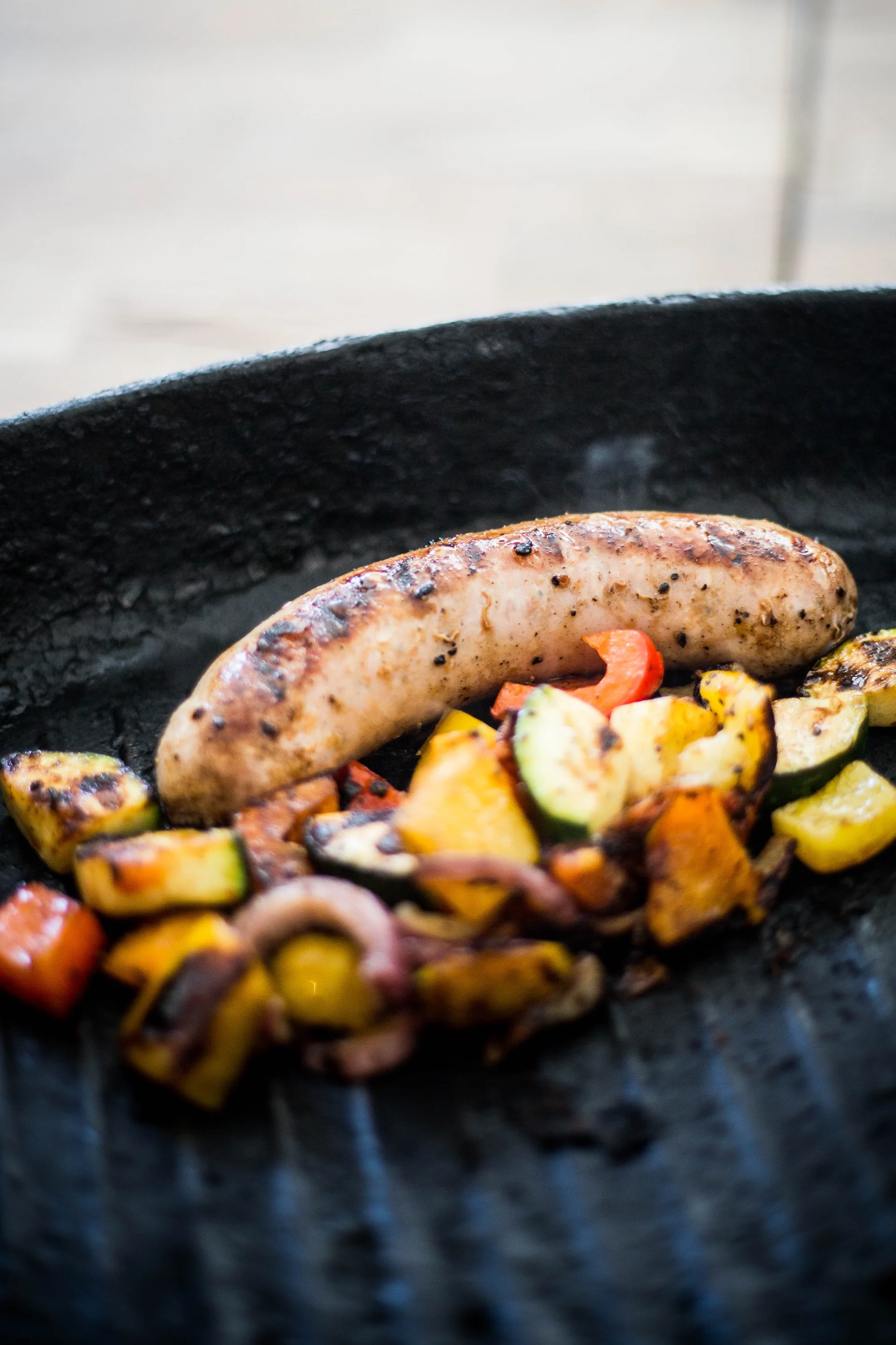Pierwsze skojarzenie z białą kiełbasą to zazwyczaj Wielkanocny żur, a nie grill. Warto odczarować to myślenie i zdjąć z białej „piętno” tradycji.