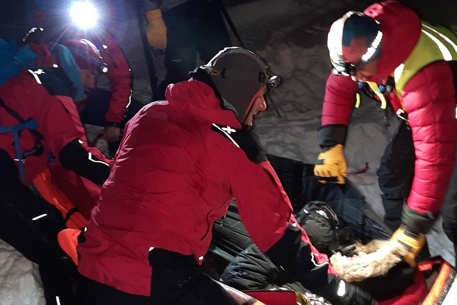 Matka z malutkim dzieckiem udała się góry.