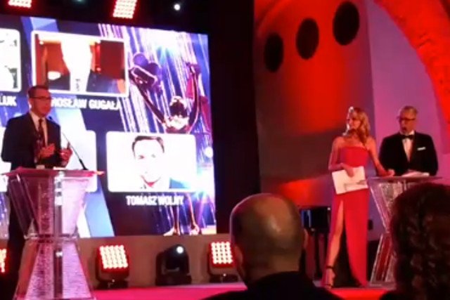 Orłoś wręczał nagrodę w kategorii "prezenter informacji".
