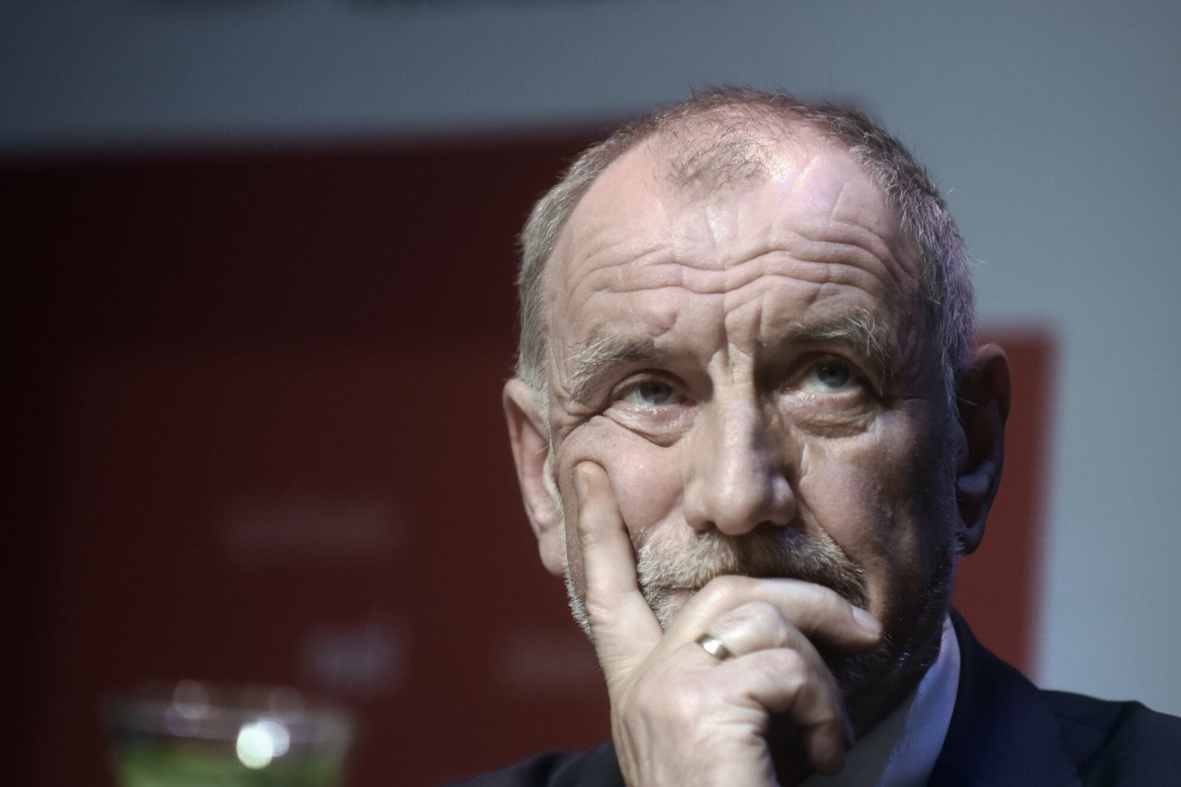 Szczyt 4. fali pandemii, a radni organizują obrady w hotelu