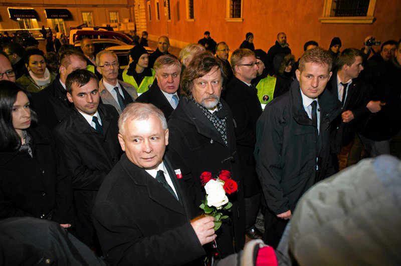 Jan Maria Tomaszewski (z brodą, stoi po prawej stronie Jarosława Kaczyńskiego) od blisko 7 lat pracuje w TVP.