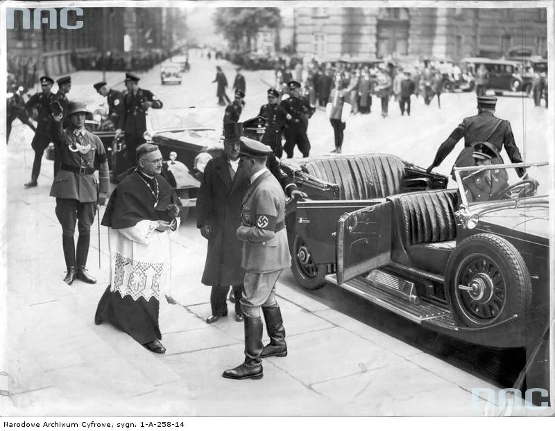 Kanclerz Rzeszy Adolf Hitler udaje się na nabożeństwo żałobne do kościoła św. Jadwigi.