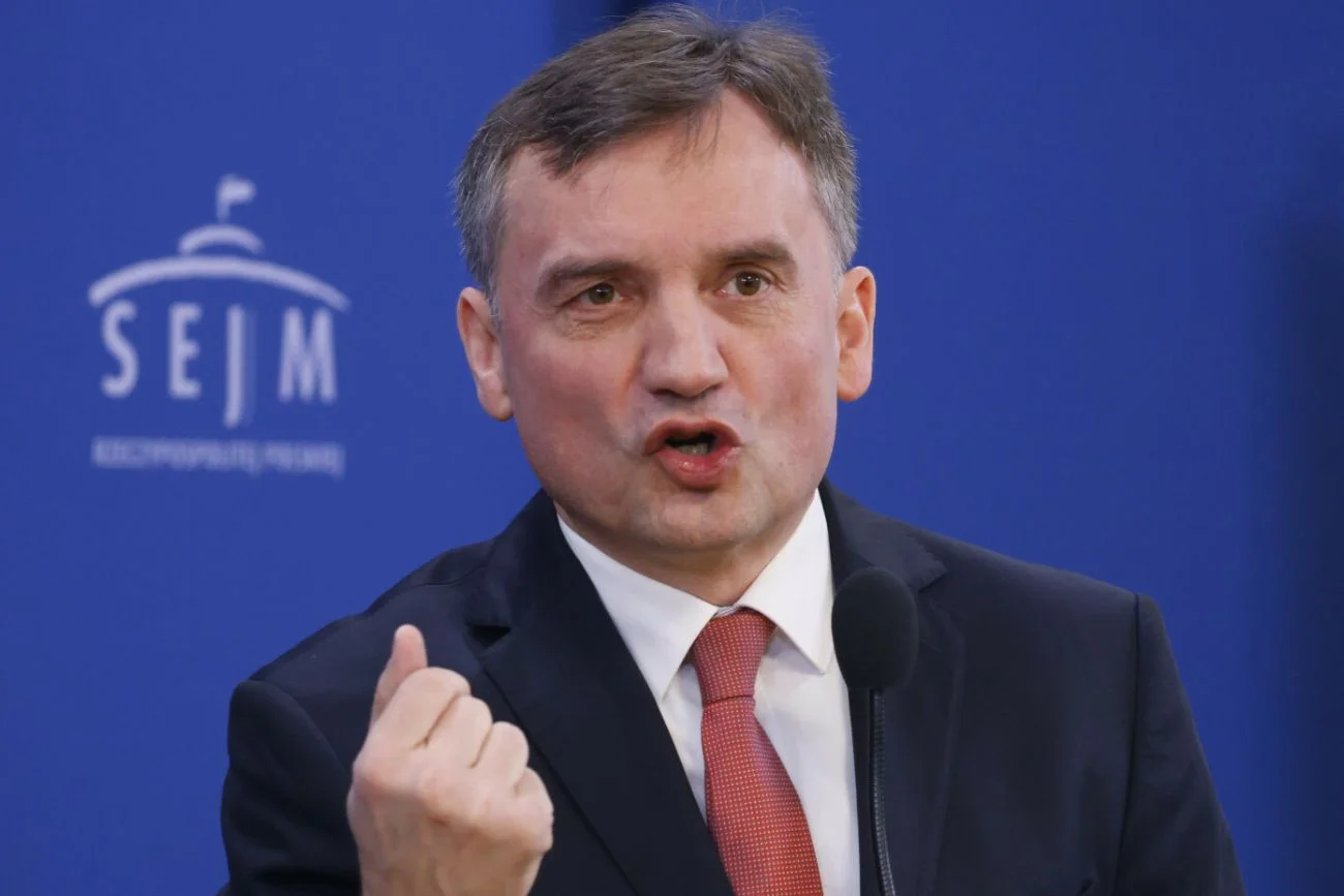 Problemy Zbigniewa Ziobry. Do sądu właśnie trafił wniosek o jego aresztowanie. Wniosek o areszt dla Zbigniewa Ziobry. Sroka podała szczegóły.