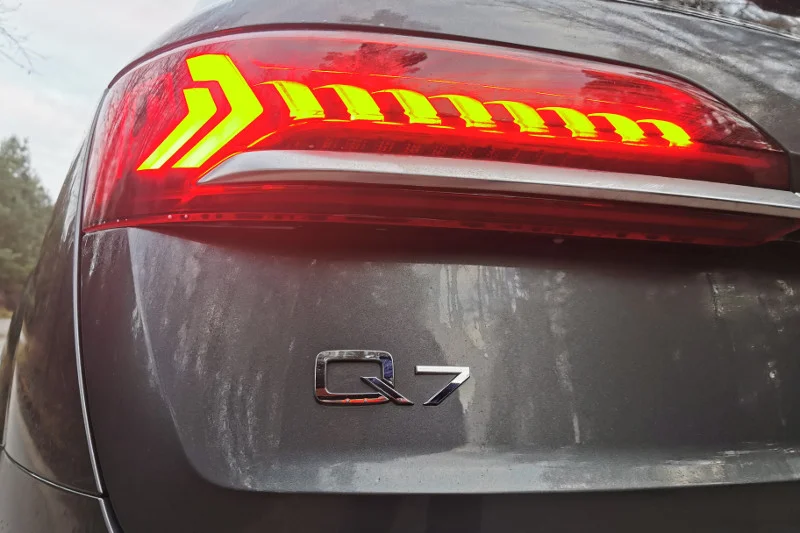 Na życzenie kierowcy nowe Audi Q7 można doposażyć w reflektory diodowe HD Matrix ze światłem laserowym