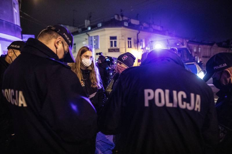 Godzina policyjna ma być ostatecznością, ale jednocześnie realną wizją.