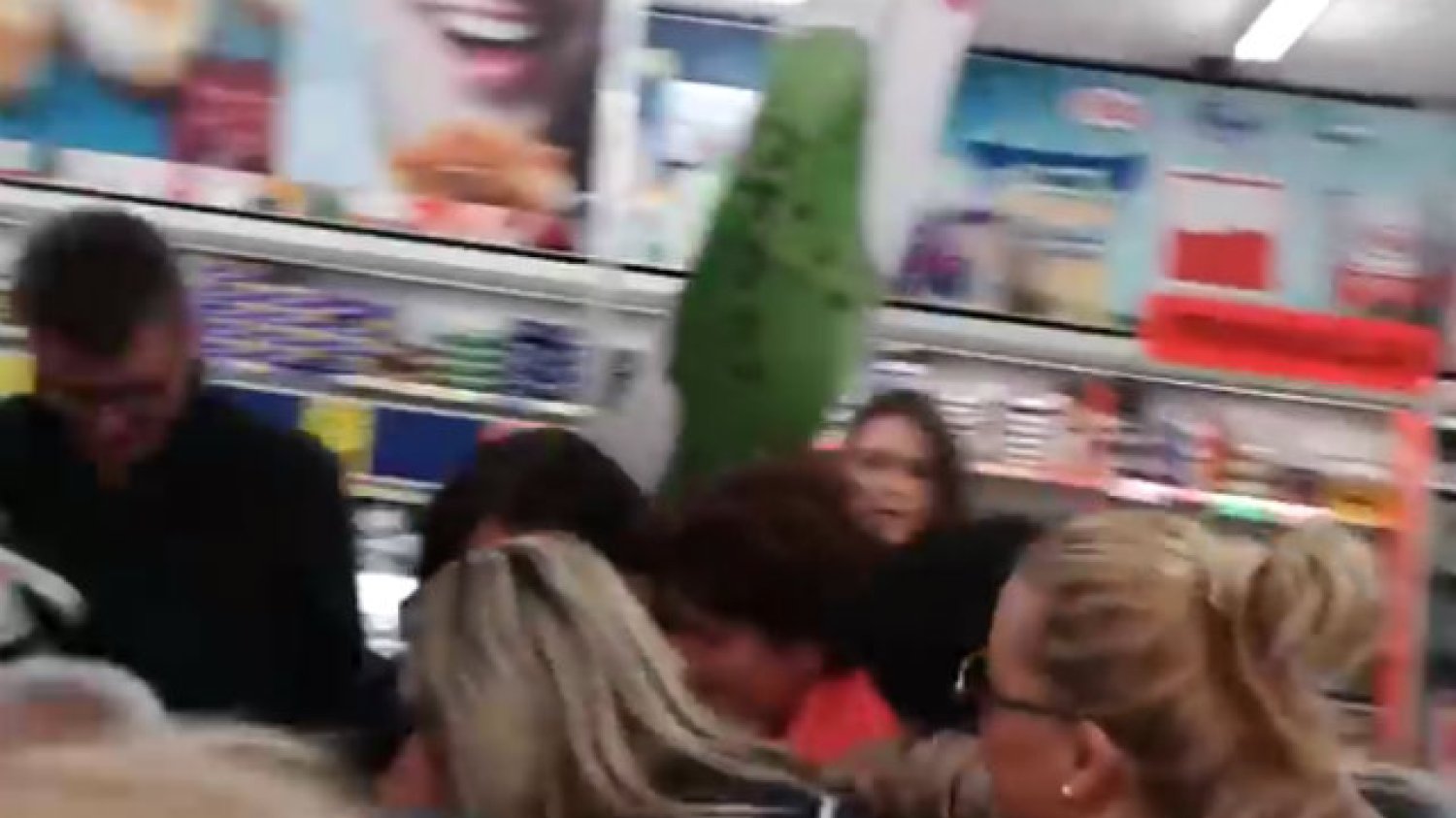Walka o produkty podczas jednej z promocji w sklepie Lidl.