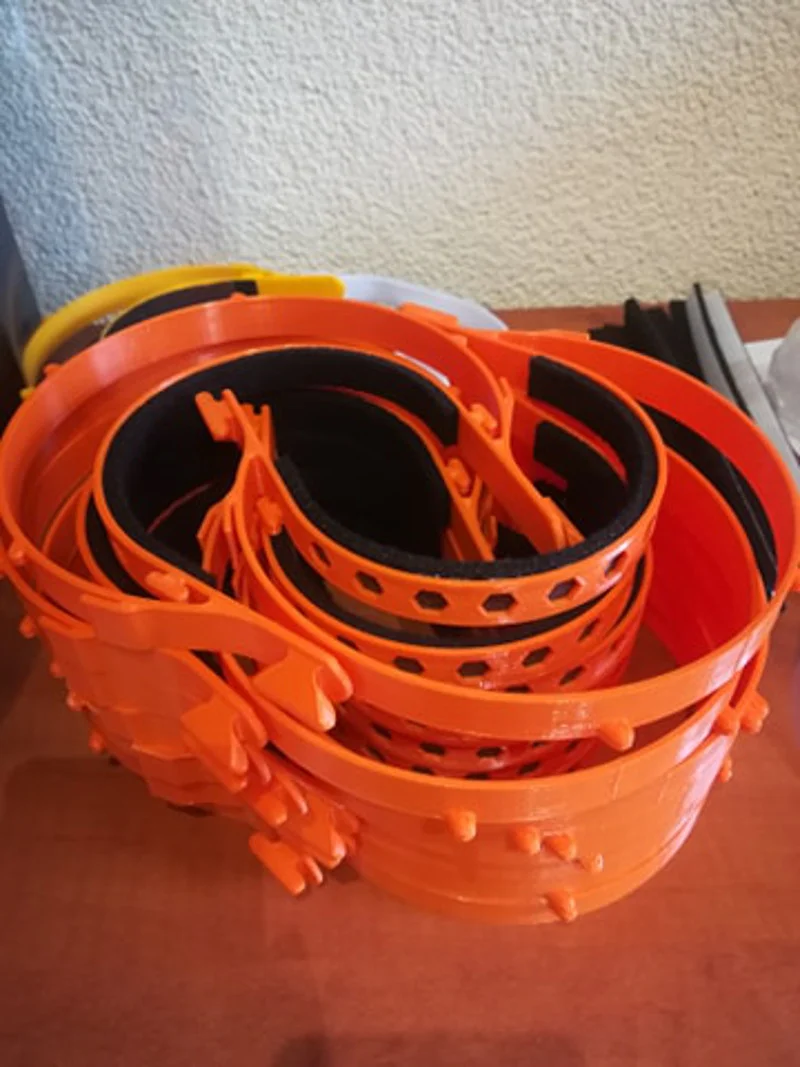 Elementy przyłbic powstających w Makerspace w Strzegomiu
