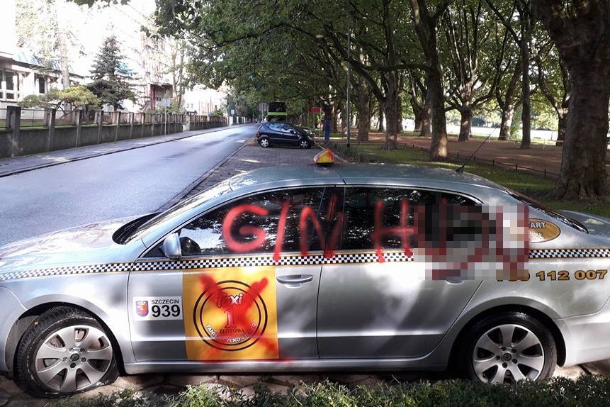 Taki widok zastał rankiem właściciel taksówki, Szymon Wrzesień. Uważa, że to zemsta konkurencji.