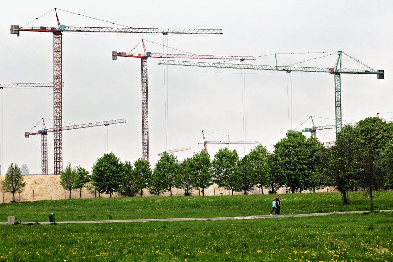 Zarabiają 10 tys. zł i pracują w pieluchach? Sprawdzamy jak wygląda praca operatora żurawia. "Kilkumetrowe przechyły"