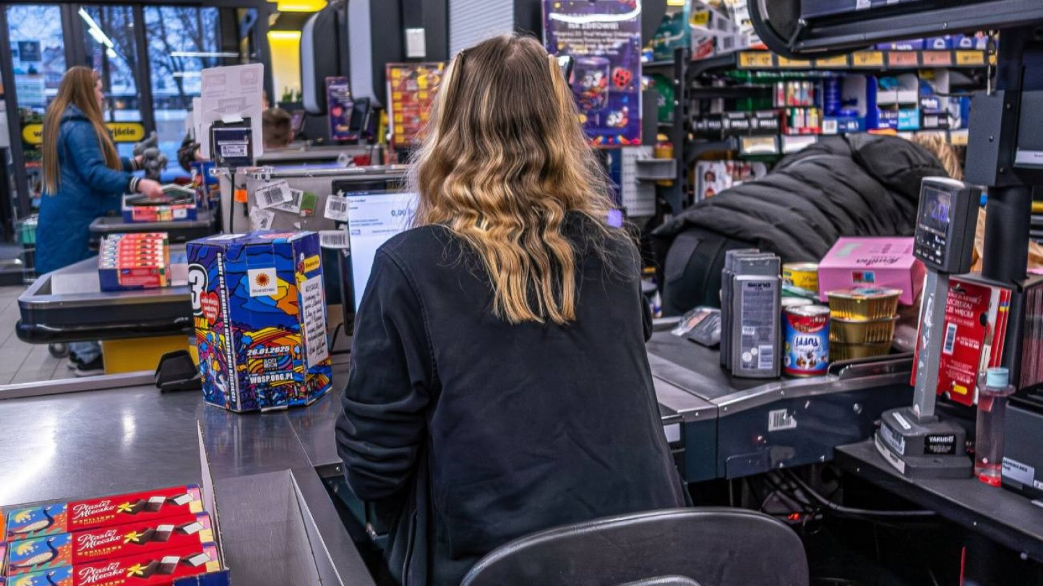 Zarobki w Biedronce 2025. Pensja kasjera, kierownika i magazyniera